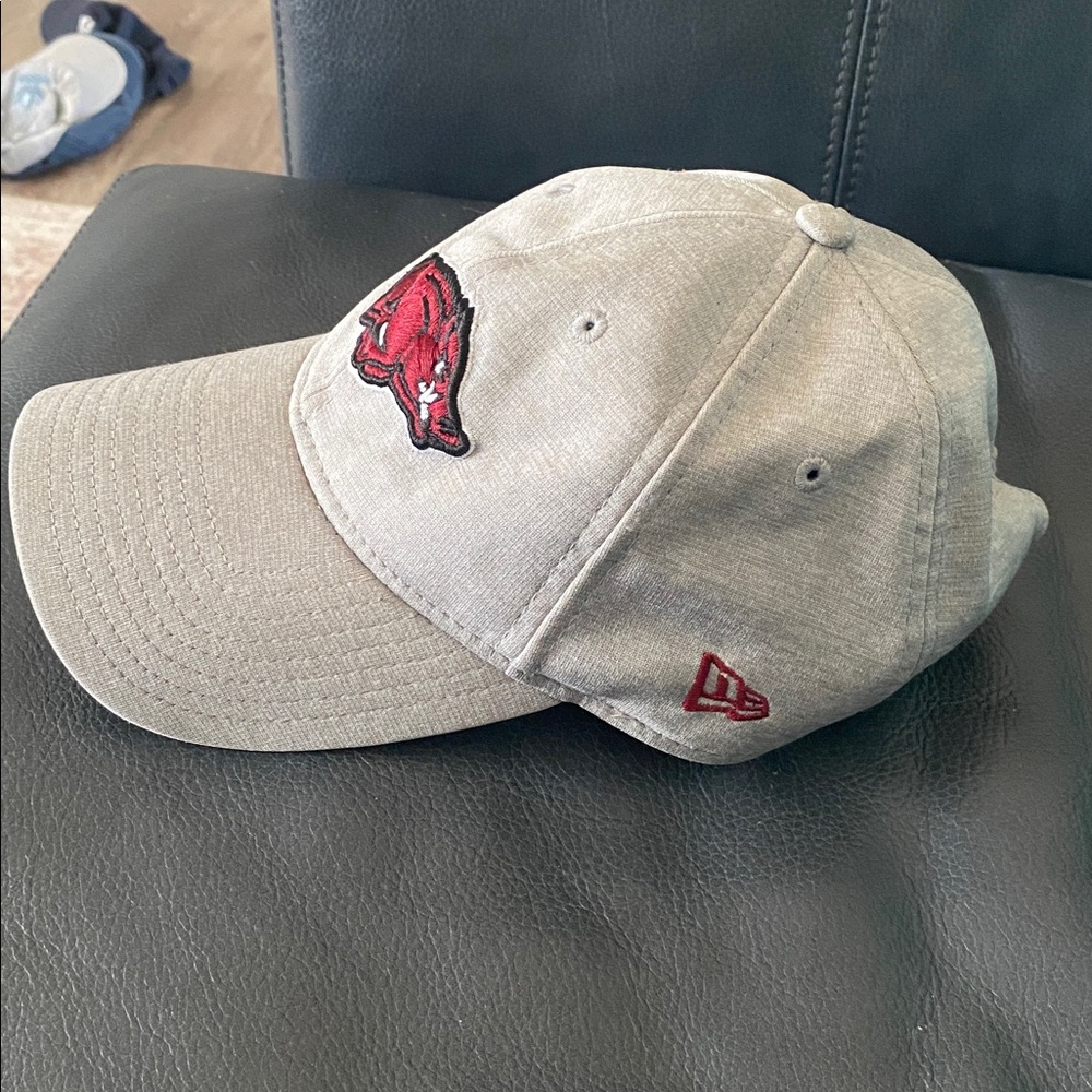New Era Gray Women's Arkansas Razorback hat. - Picture 2 of 4